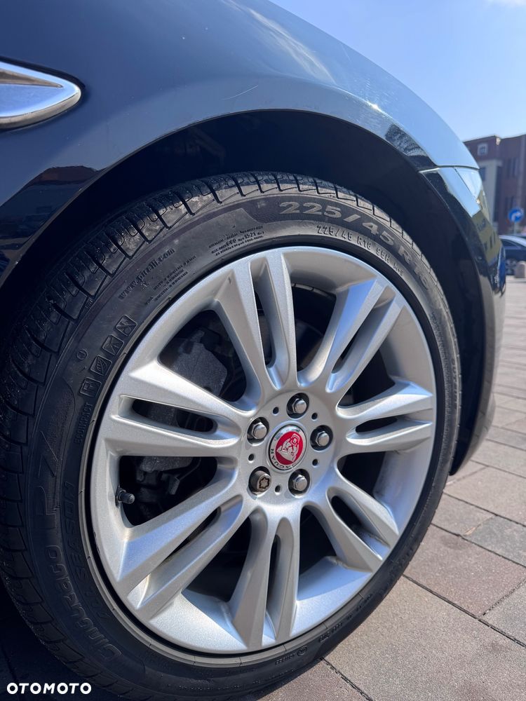 Jaguar XE 25t Prestige - 7