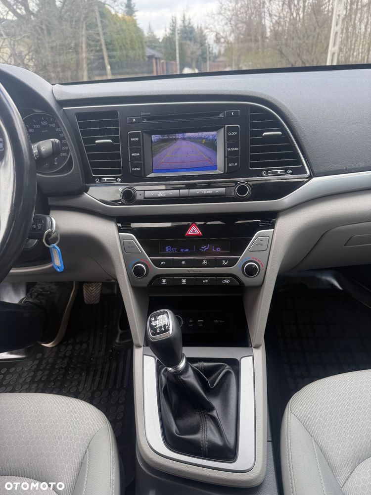 Hyundai Elantra 1.6 Comfort - 12