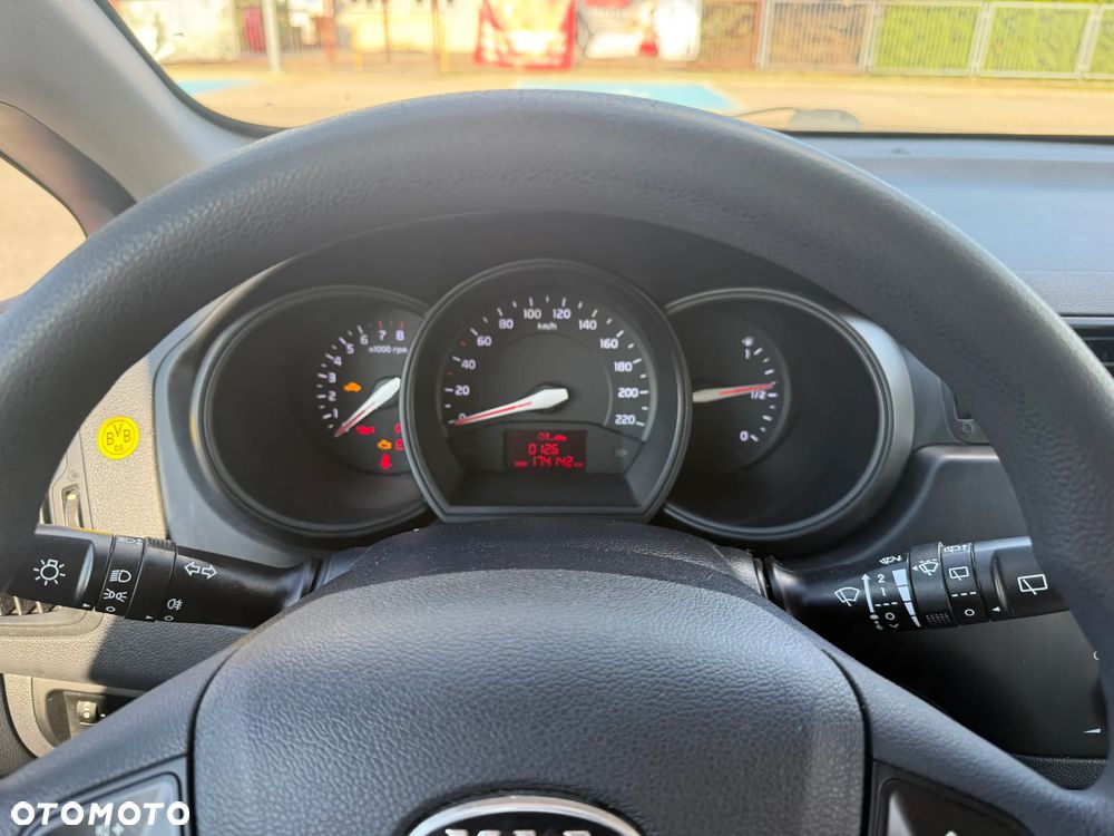 Kia Rio - 8