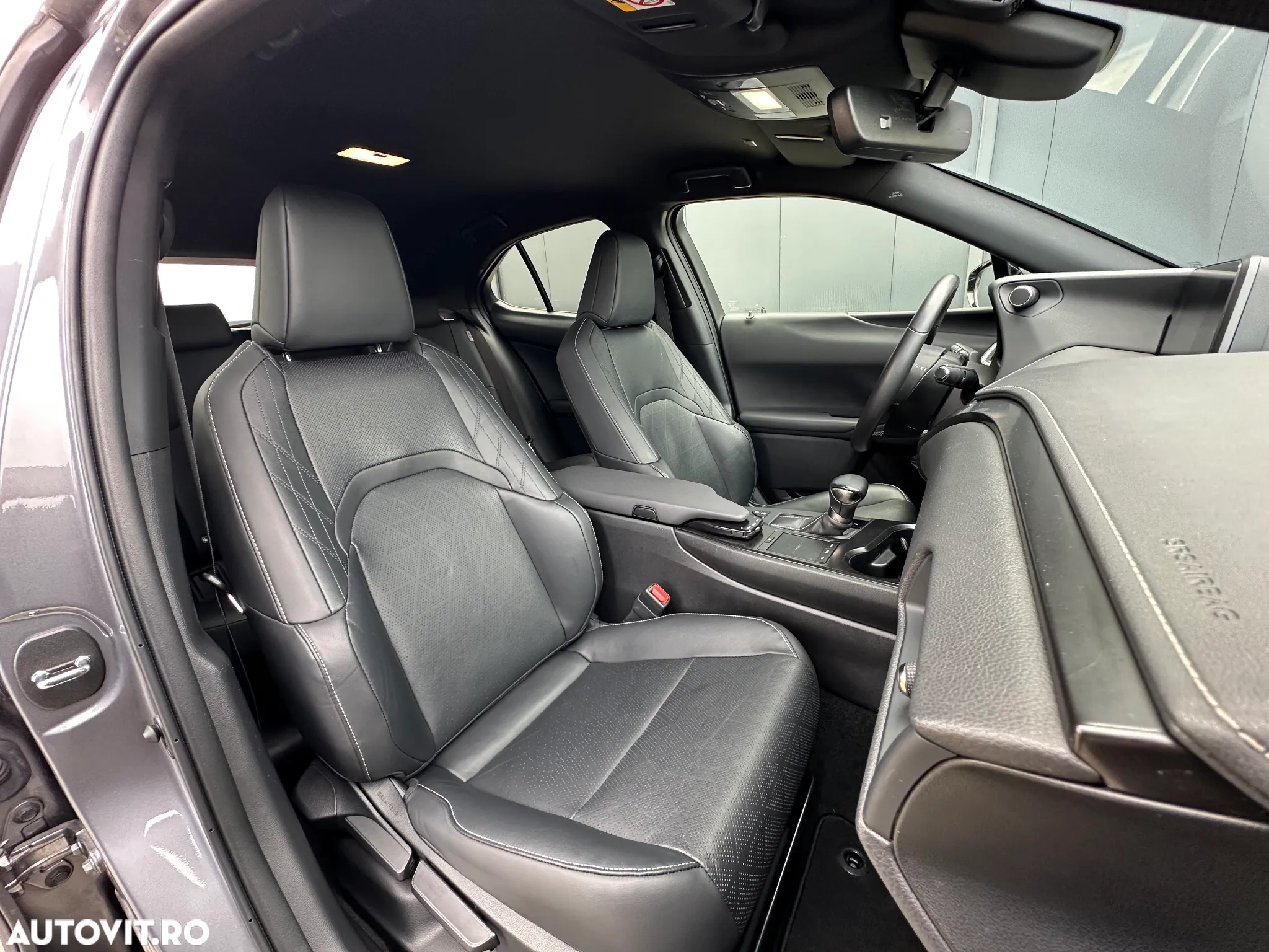 Lexus UX 250h 2.0L HEV 20H- (178 HP) 4X2 CVT Executive - 26