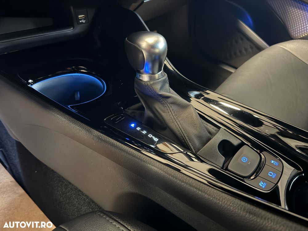 Toyota C-HR Hybrid Style Selection - 12