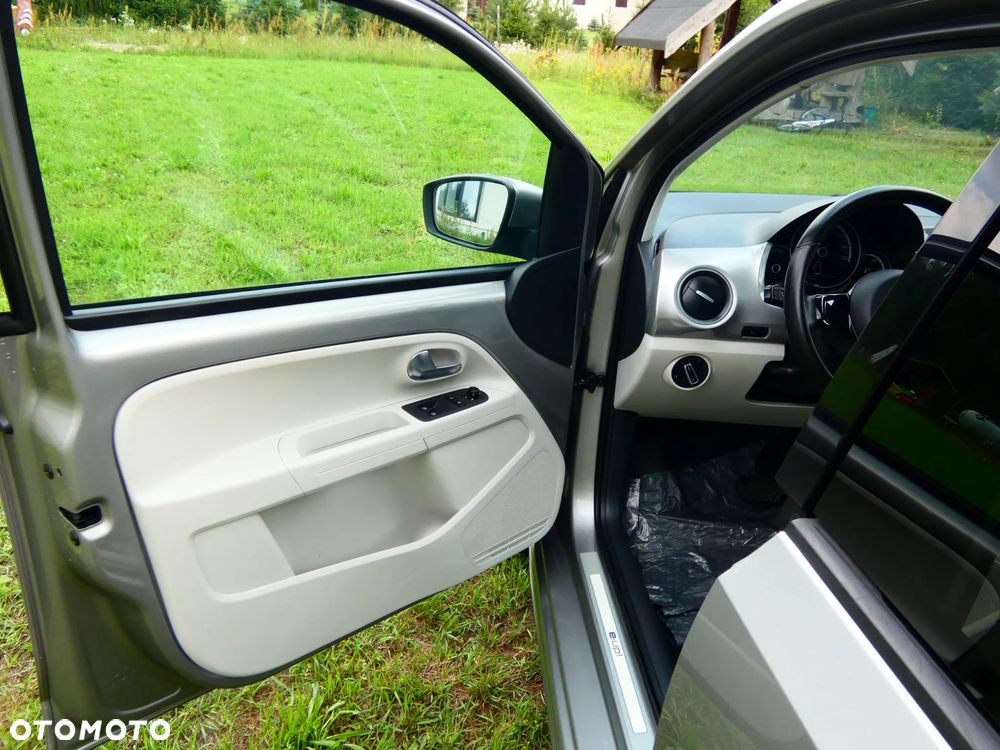 Volkswagen up! e-up - 11