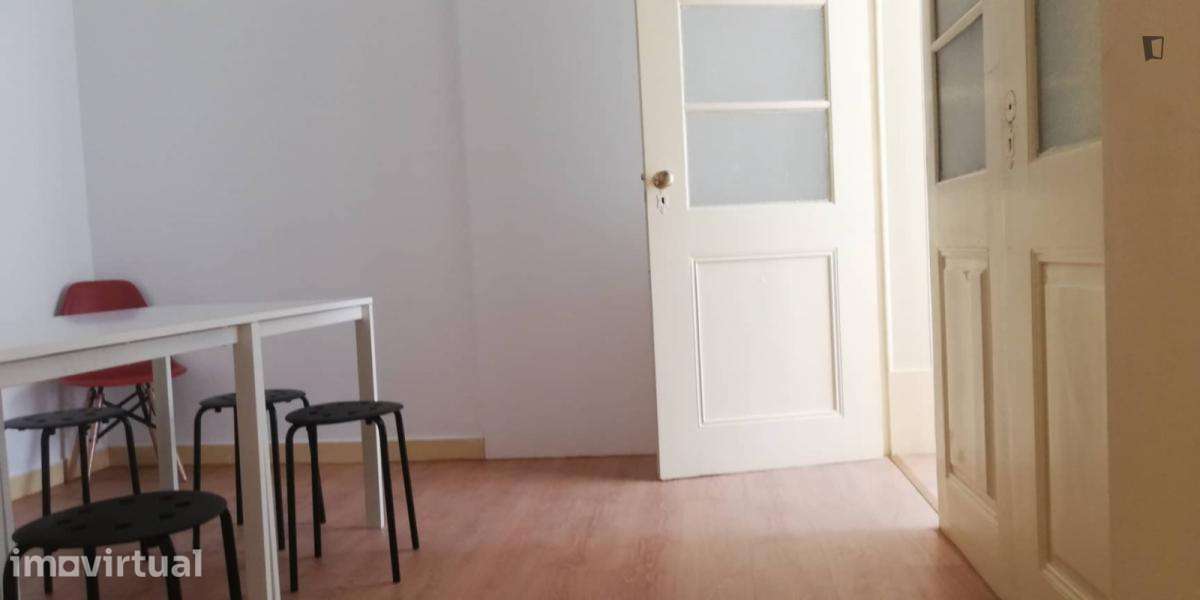 Quarto - localizado em Anjos Lisbon - Grande imagem: 4/26