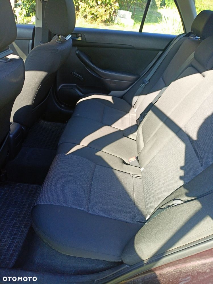 Toyota Avensis - 8