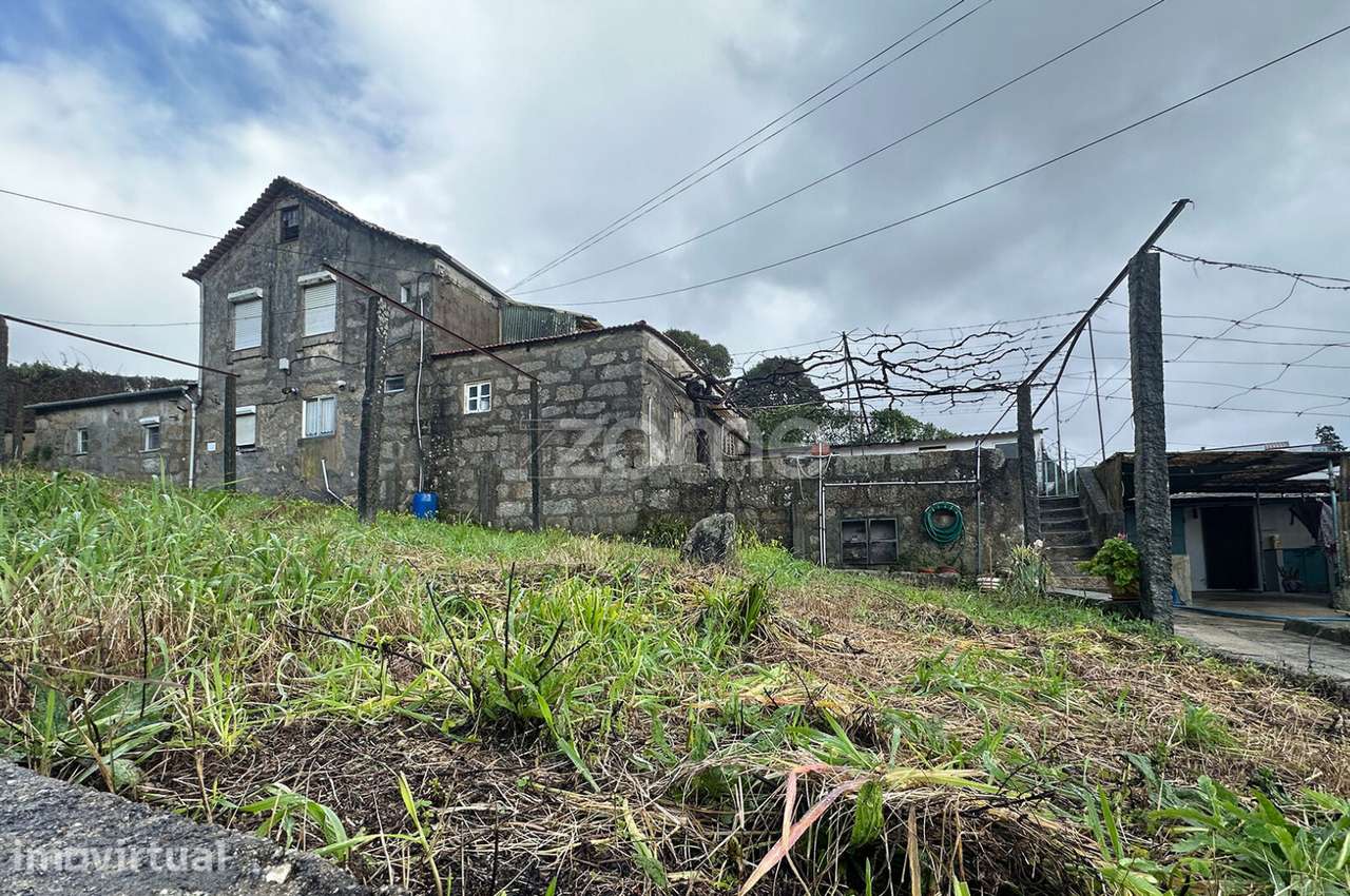 Moradia T2+2 inserida em Terreno Urbano em Guifões, Matosinhos - Grande imagem: 2/23