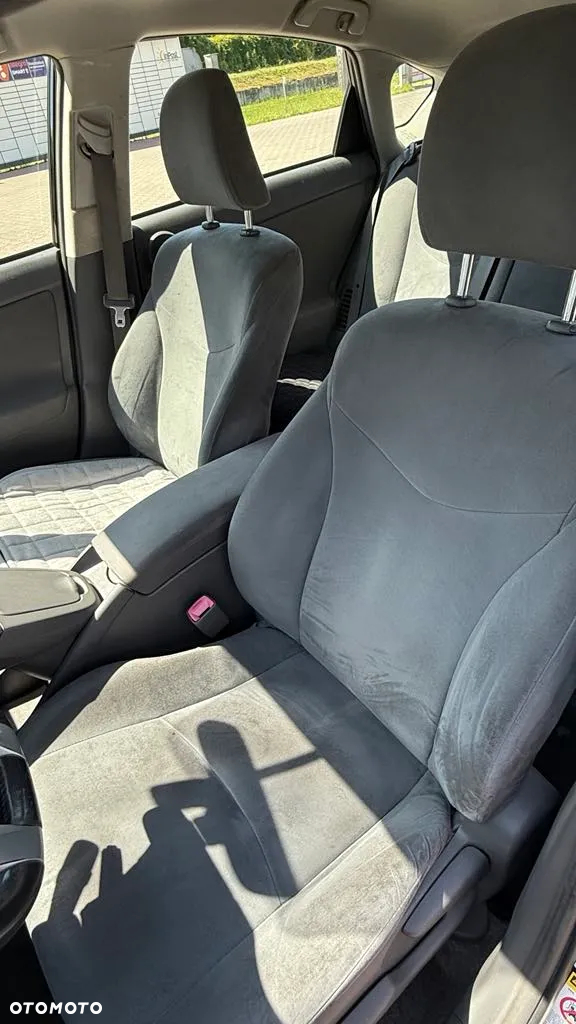 Toyota Prius (Hybrid) Comfort - 16