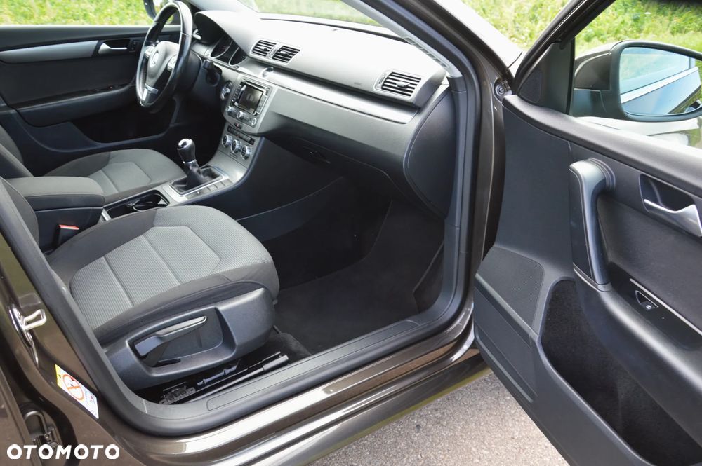 Volkswagen Passat - 32