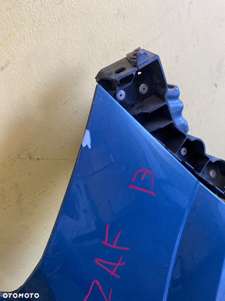 Opel Zafira B Błotnik przedni prawy. Z21T - 2