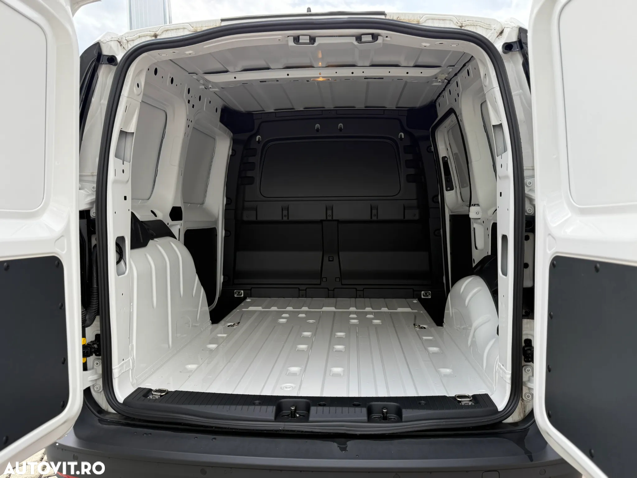 Volkswagen Caddy 2.0 TDI 55 kW - 12