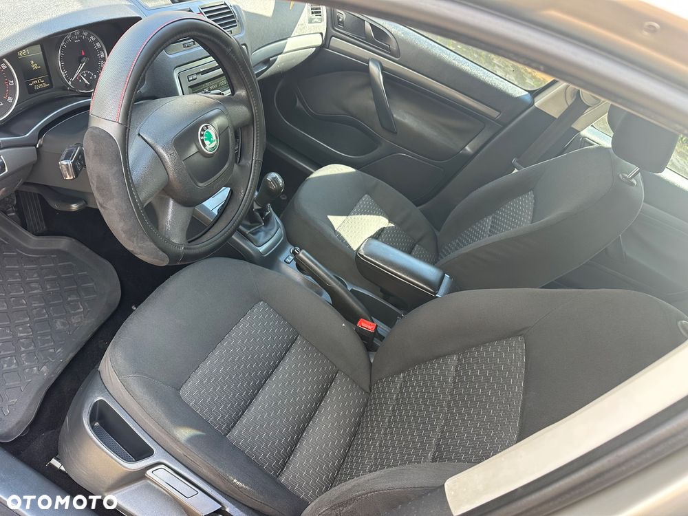 Skoda Octavia 1.6 Family Plus - 14