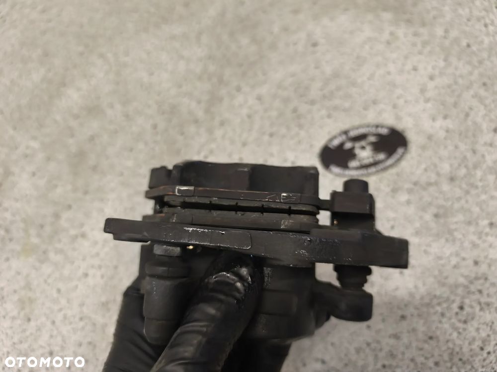 Zaciska hamulcowy przód, przedni lewy Triumph Trident 660 2022 - 7