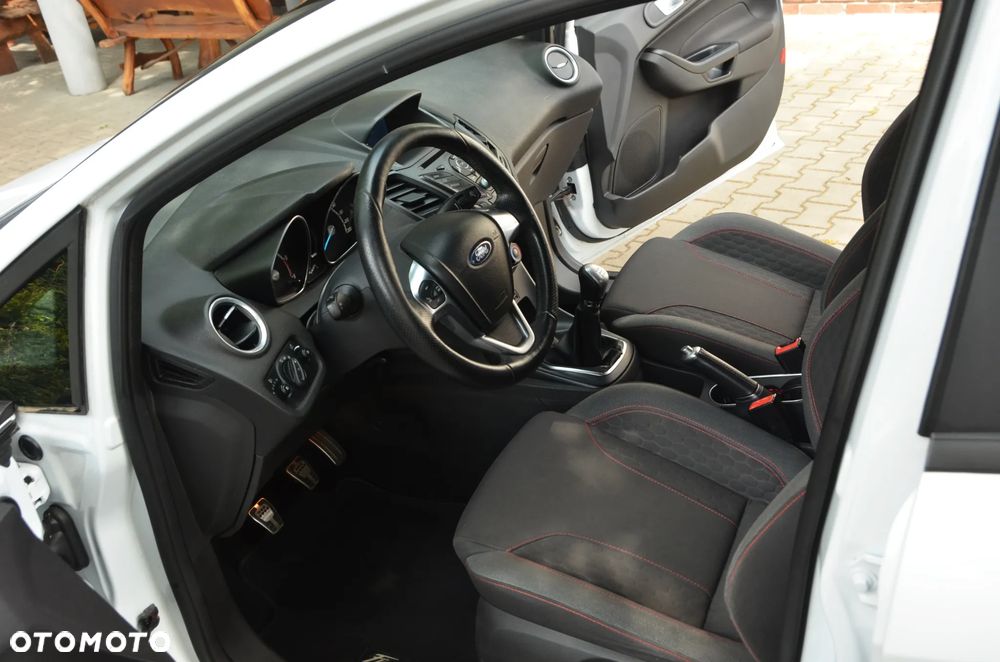 Ford Fiesta 1.5 TDCi ST&St Titanium - 26