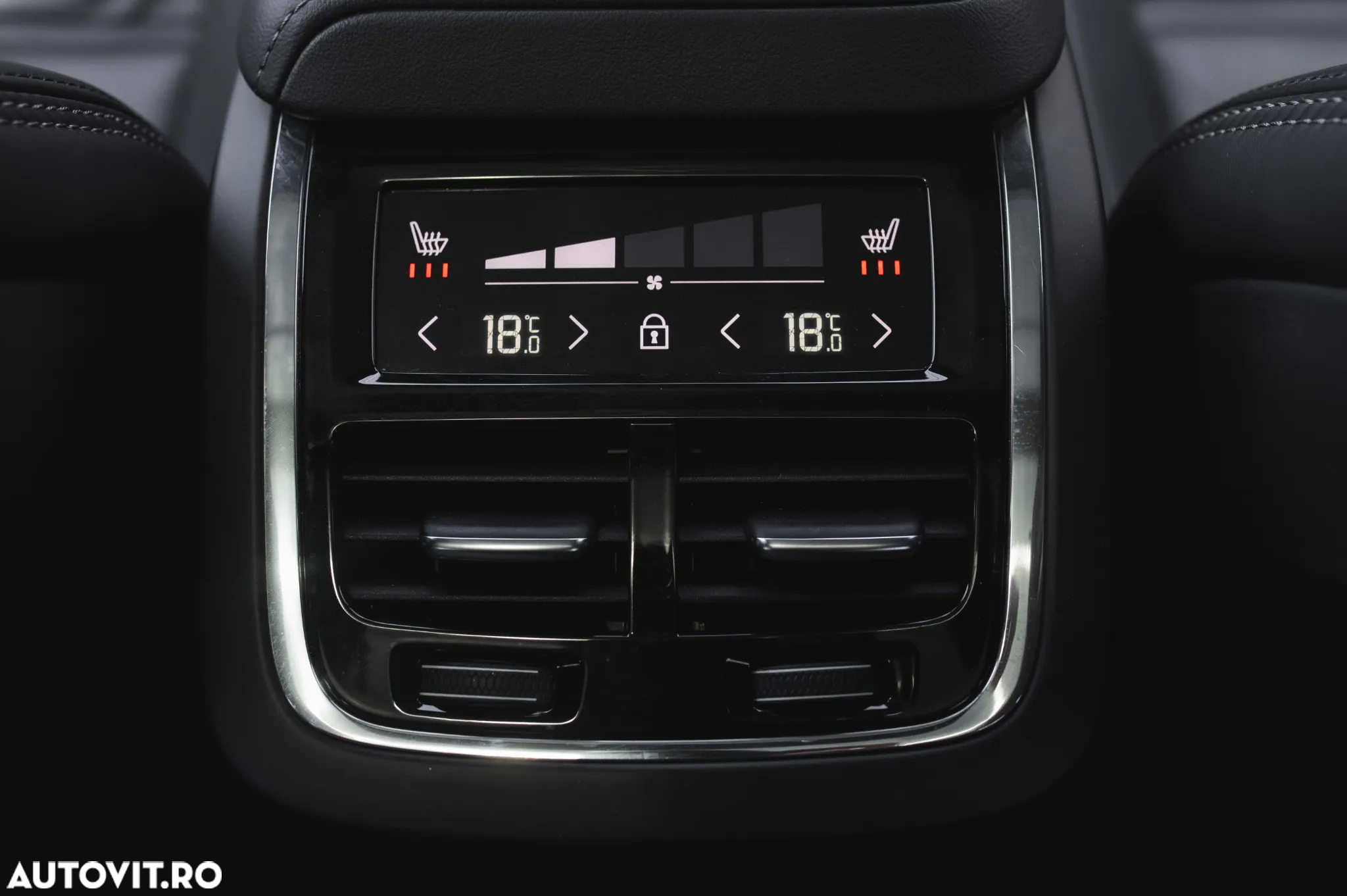 Volvo XC 60 B4 MHEV AT8 AWD R-Design - 27