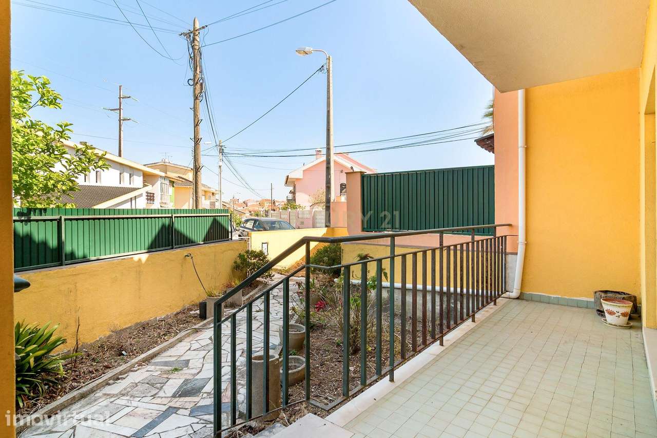 Moradia T3 com 3 pisos, garagem ampla e excelente espaço exterior em P - Grande imagem: 3/36