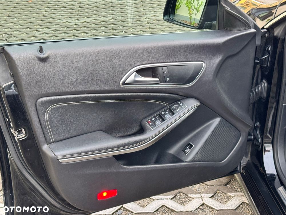 Mercedes-Benz CLA 180 7G-DCT - 29
