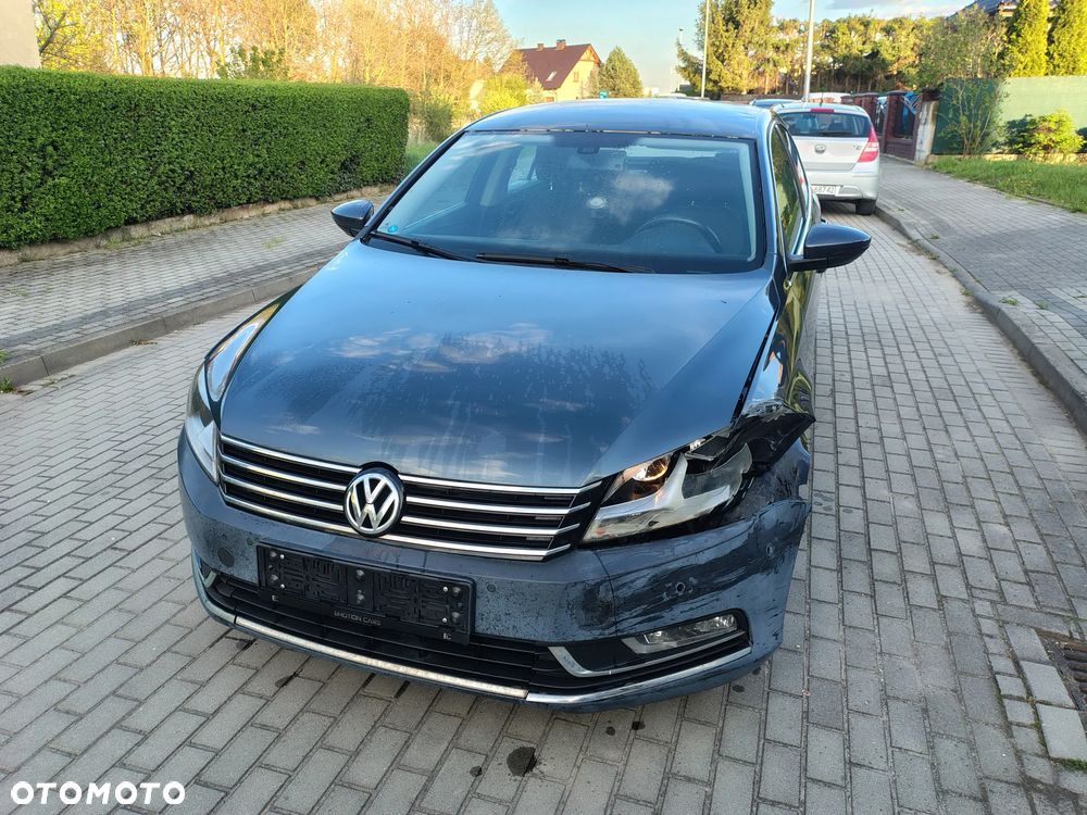 Volkswagen Passat - 1