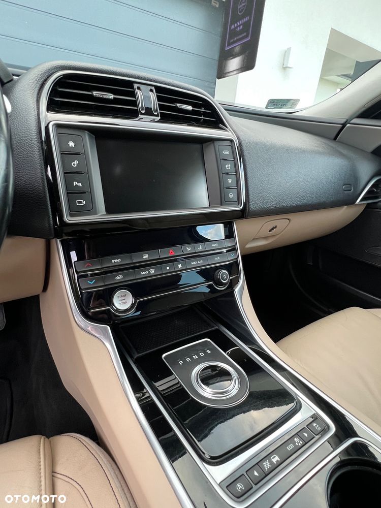 Jaguar XE 2.0 D Prestige - 23