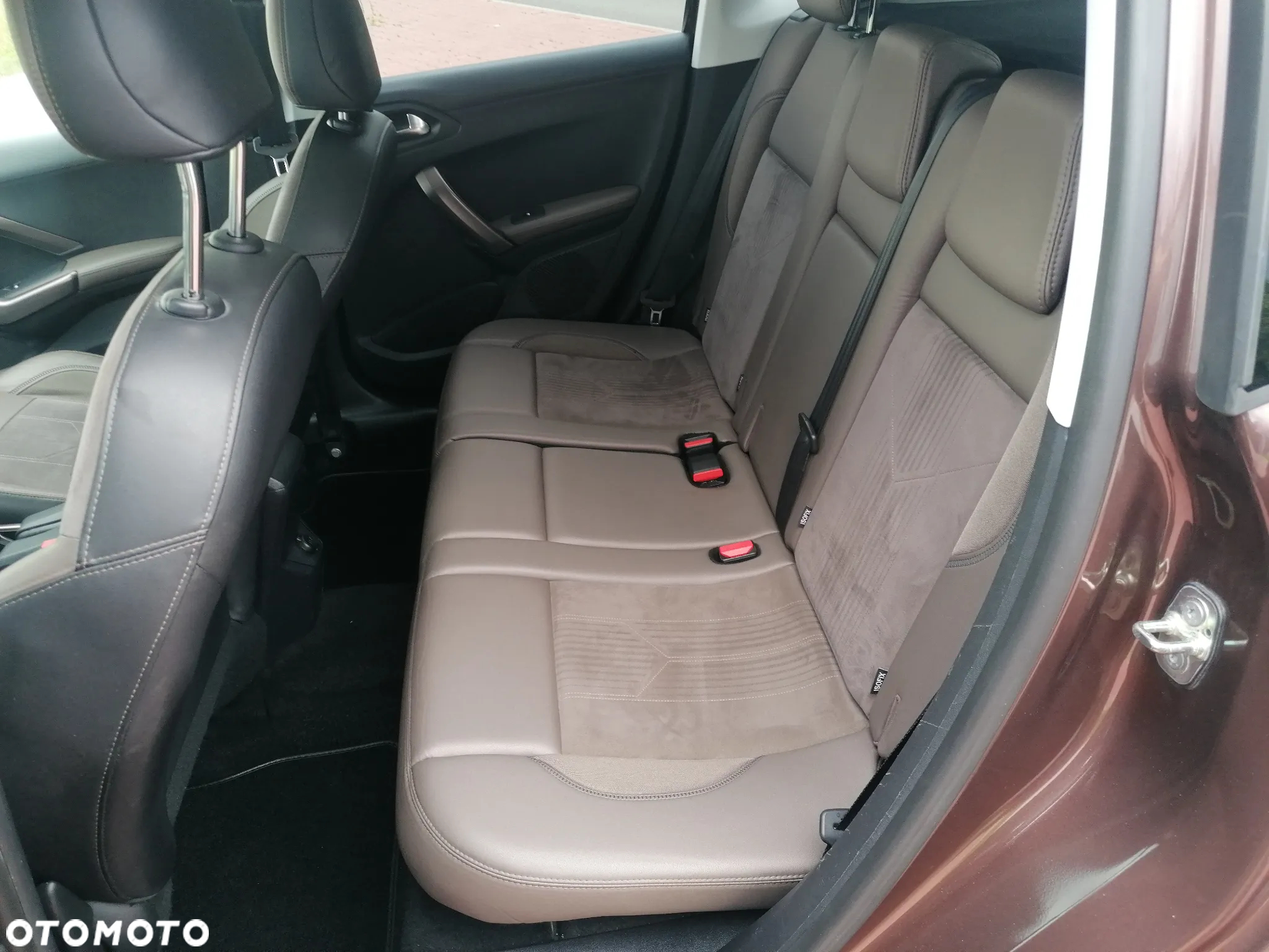 Peugeot 2008 1.6 e-HDi Allure S&S - 25