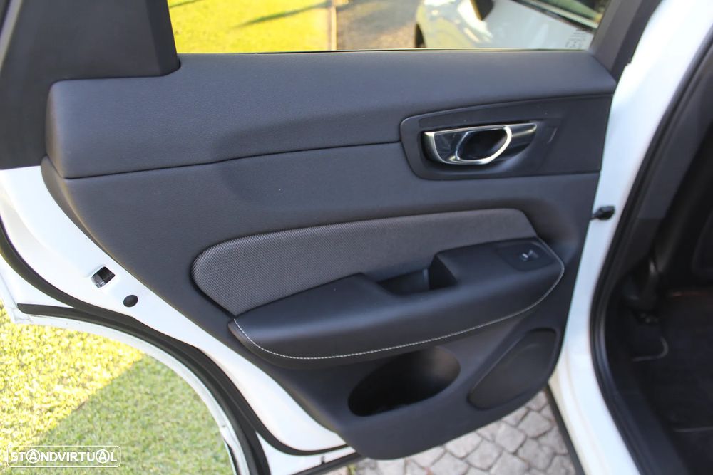 Volvo XC 60 2.0 T8 PHEV R-Design AWD - 27