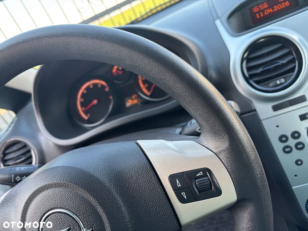 Opel Corsa 1.2 16V Essentia - 26