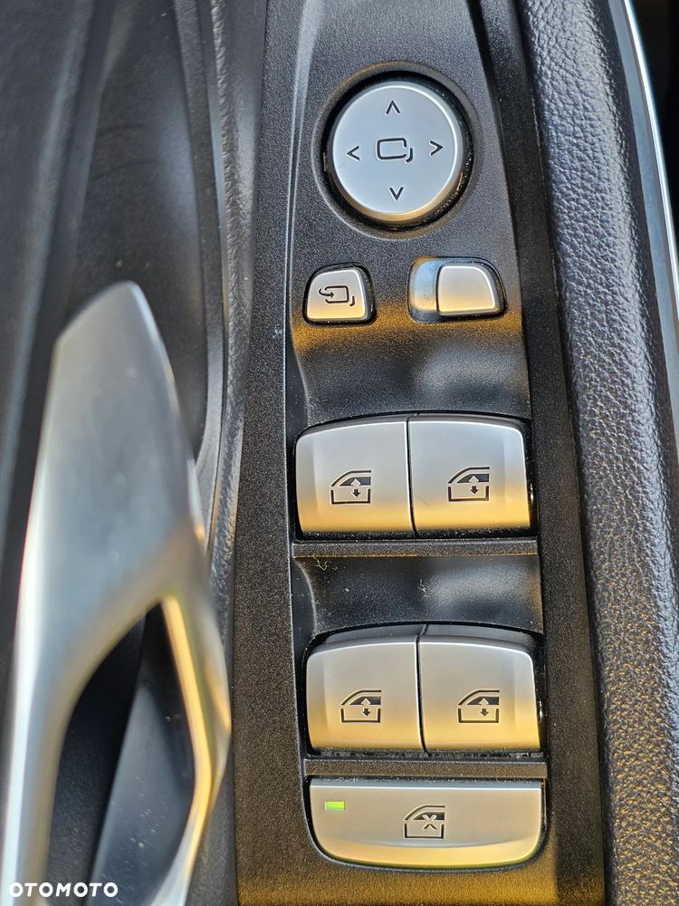 BMW Seria 3 330e M Sport - 34