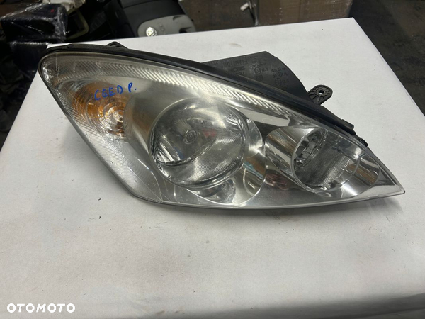 KIA CEEDI LAMPA PRAWY PRZÓD EUROPA
