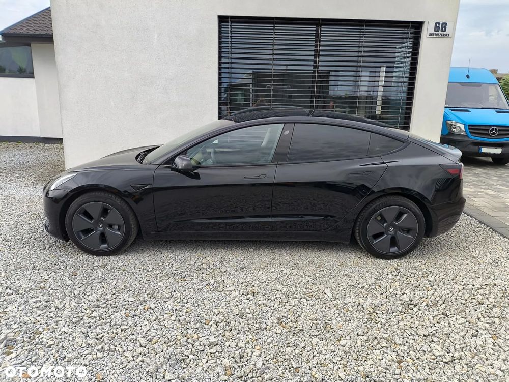 Tesla Model 3 2023 photo 2