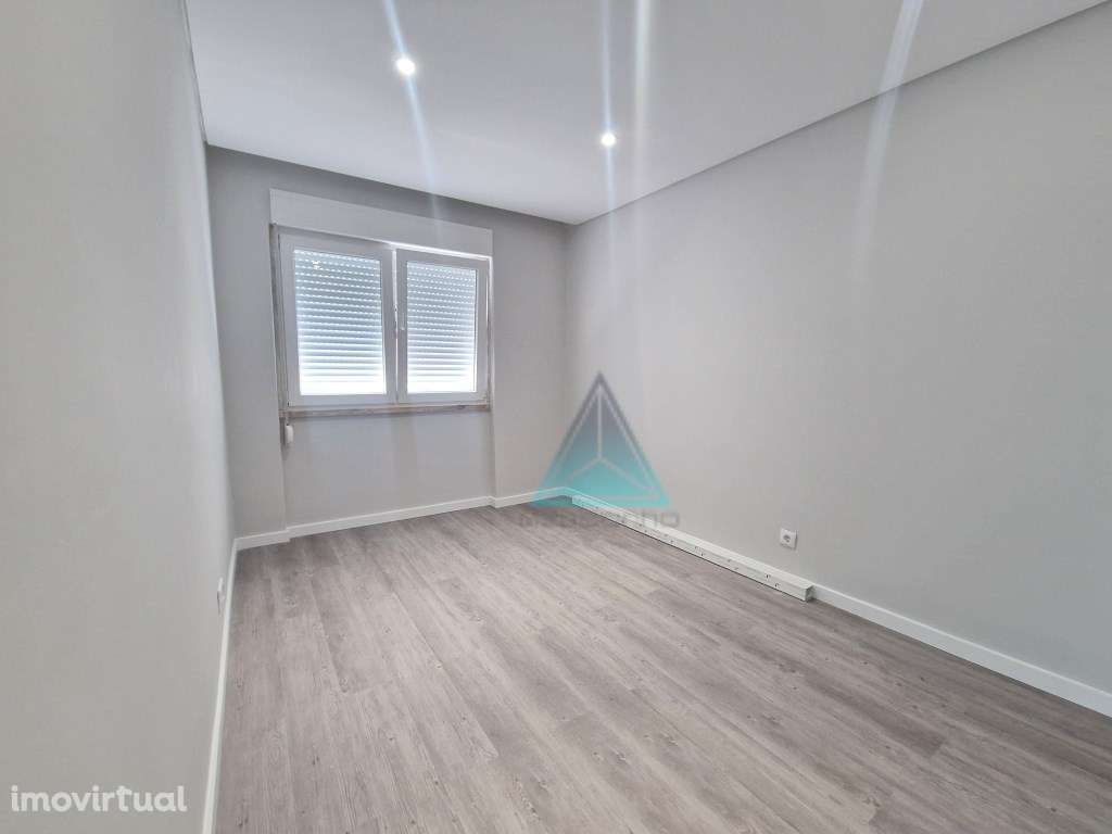 T2 Torre da Marinha * * REMODELADO * * BOAS ÁREAS - Grande imagem: 2/8