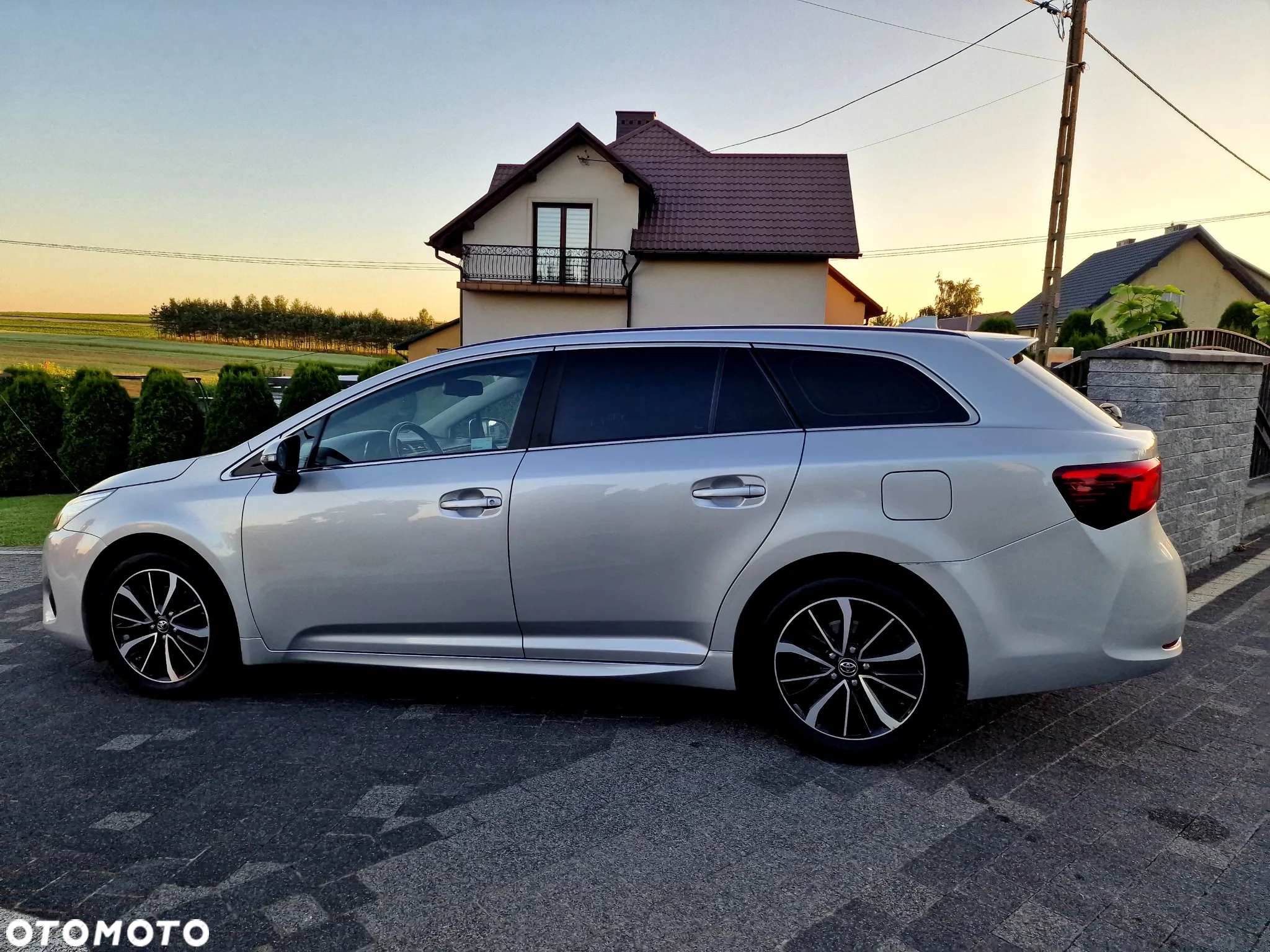 Toyota Avensis 2.0 D-4D Premium - 2