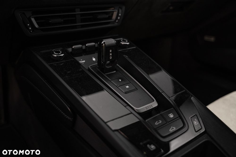 Porsche 911 Carrera 4 GTS - 28