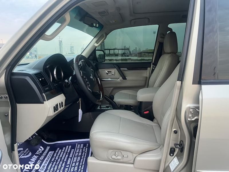 Mitsubishi Pajero - 10