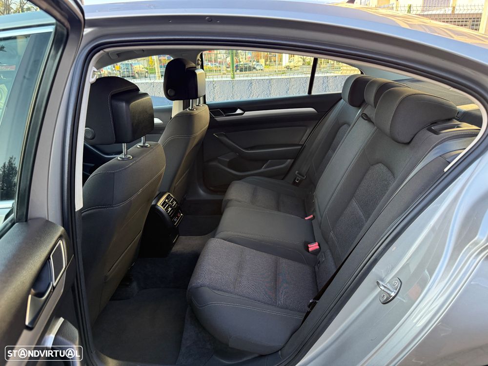VW Passat 1.6 TDI Highline - 38