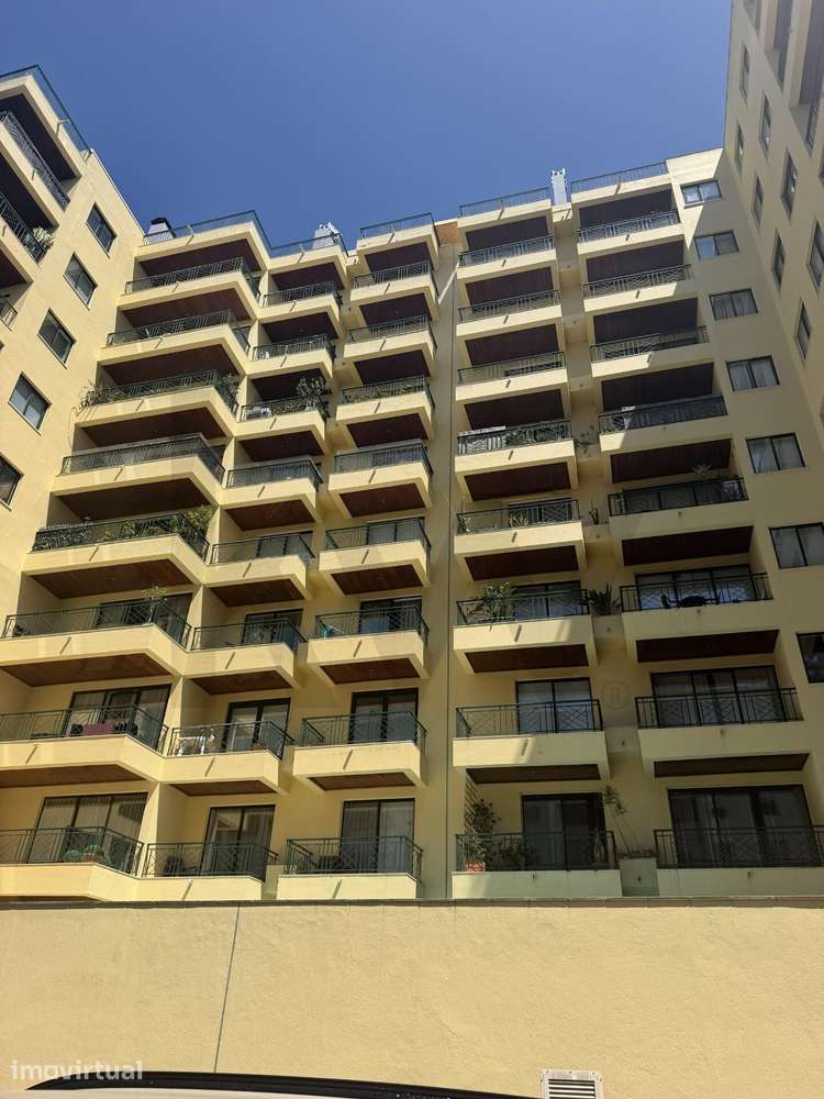 Arrendamento Apartamento T4 com piscina e garagem em Carnaxide - Grande imagem: 2/23