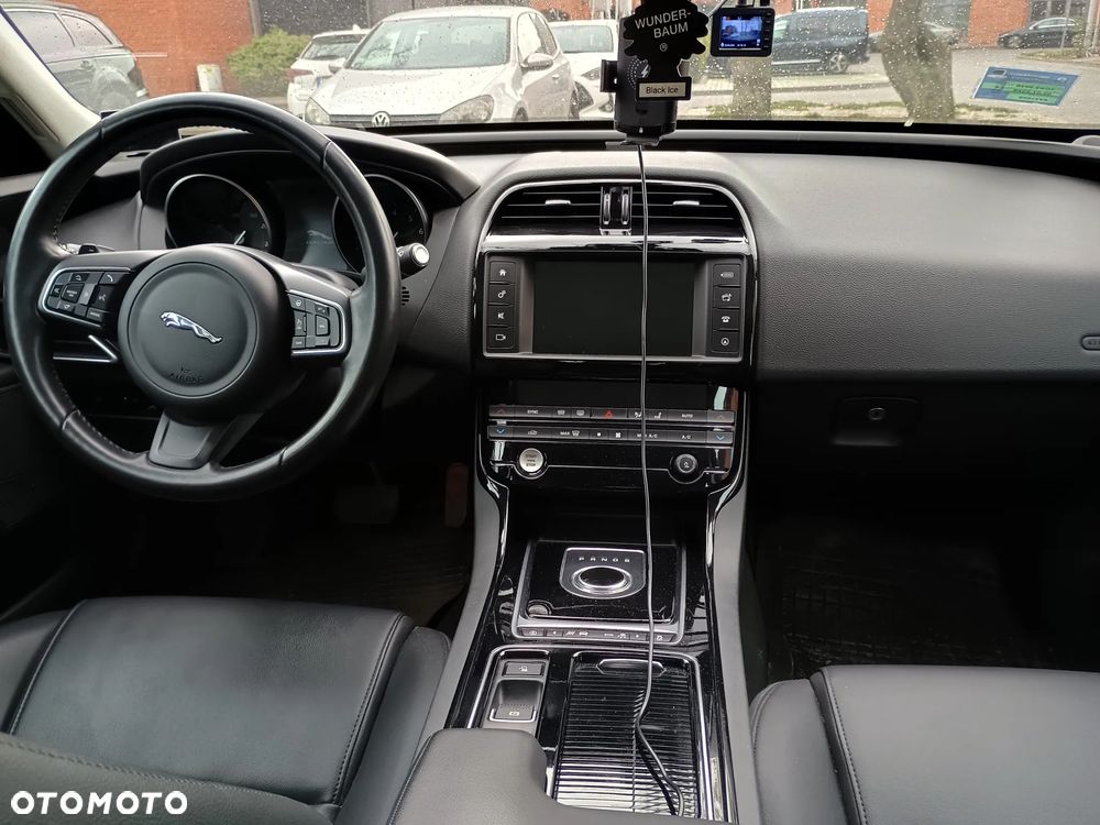 Jaguar XE 25t AWD Portfolio - 6