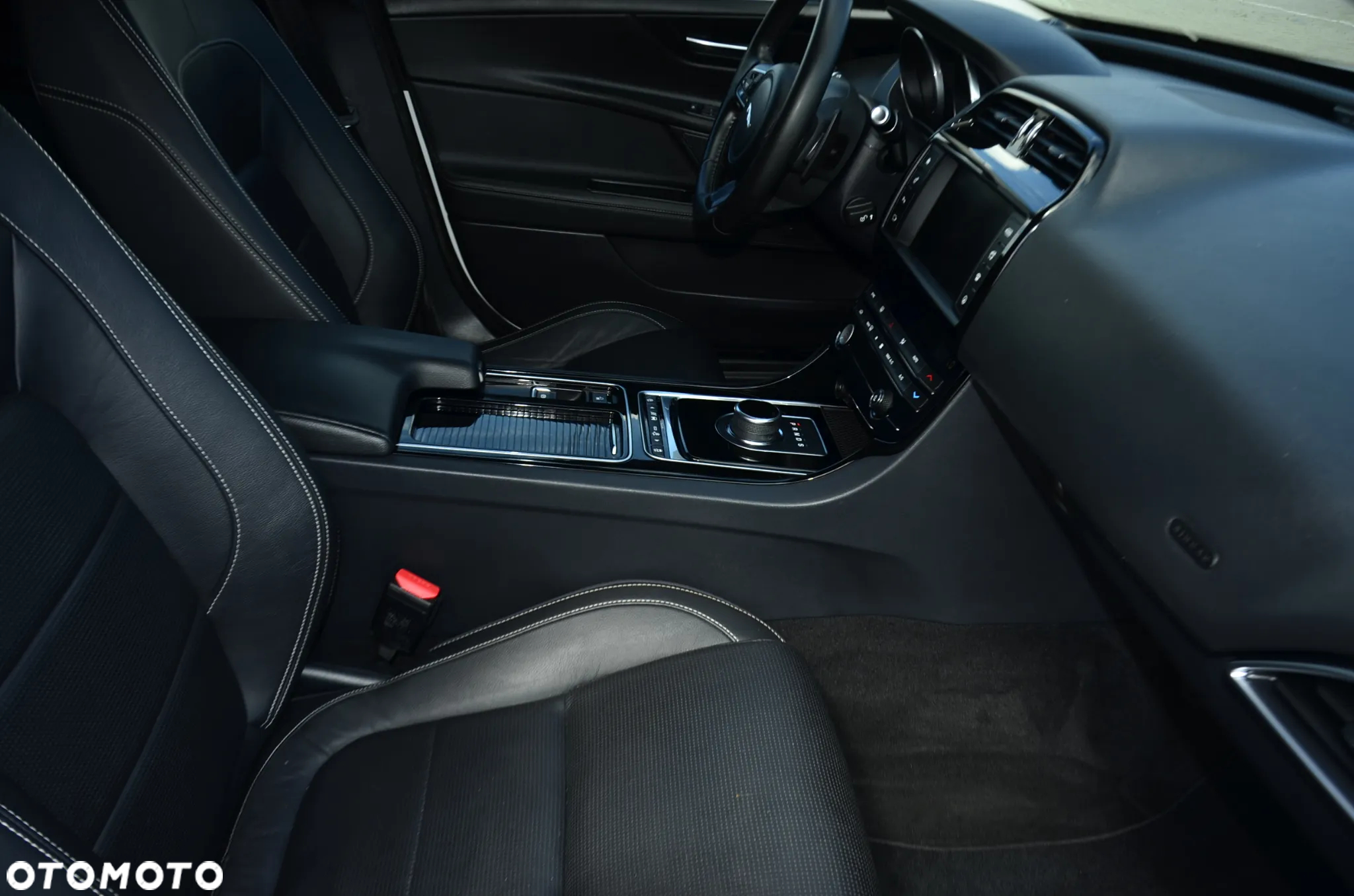 Jaguar XE 2.0 D Prestige - 23