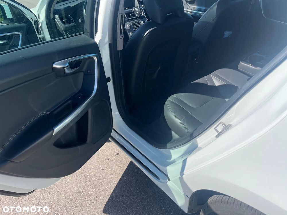 Volvo S60 T5 Drive-E Dynamic Edition (Kinetic) - 16