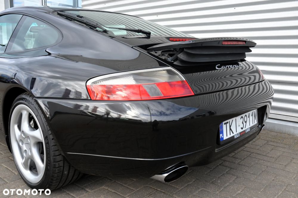 Porsche 911 Carrera 4 - 11