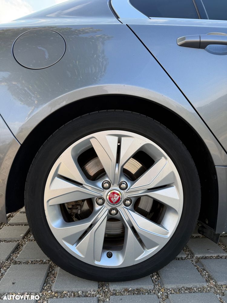 Jaguar XE D180 RWD R-Dynamic HSE - 13