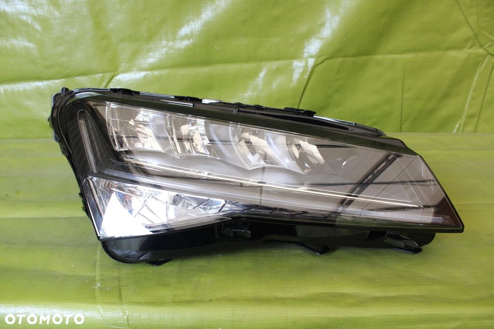 Lampa przód Skoda SuperB III 2019- CRYSTAL LED Prawa