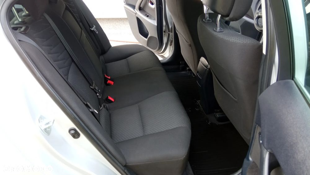 Toyota Avensis 1.8 Sol - 17