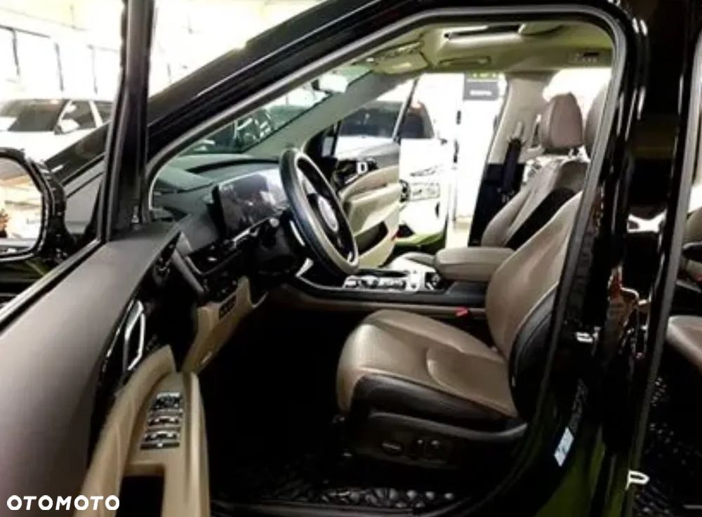 Kia Carnival - 12