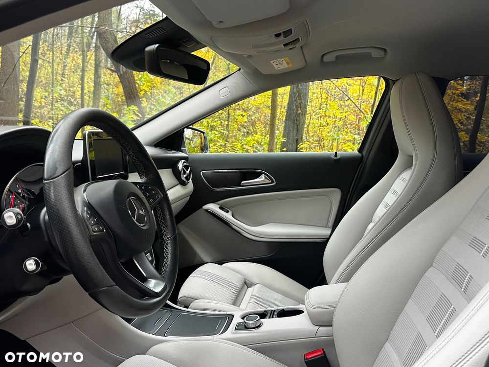 Mercedes-Benz GLA 180 7G-DCT - 10