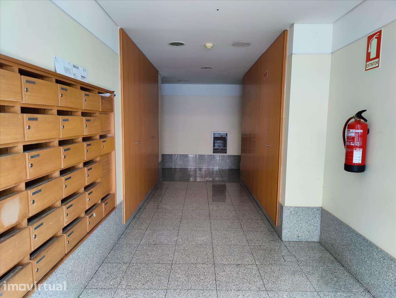 Apartamento T2 em Vila Nova de Gaia com Garagem e Elevador - Grande imagem: 2/23