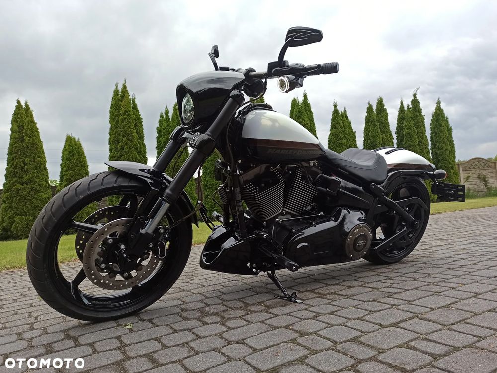 Harley-Davidson Softail Breakout - 1