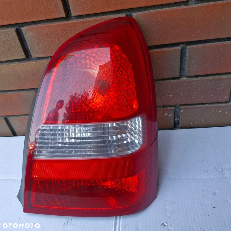 NISSAN PRIMERA P12 02- Lampa tylna prawa sedan - 3