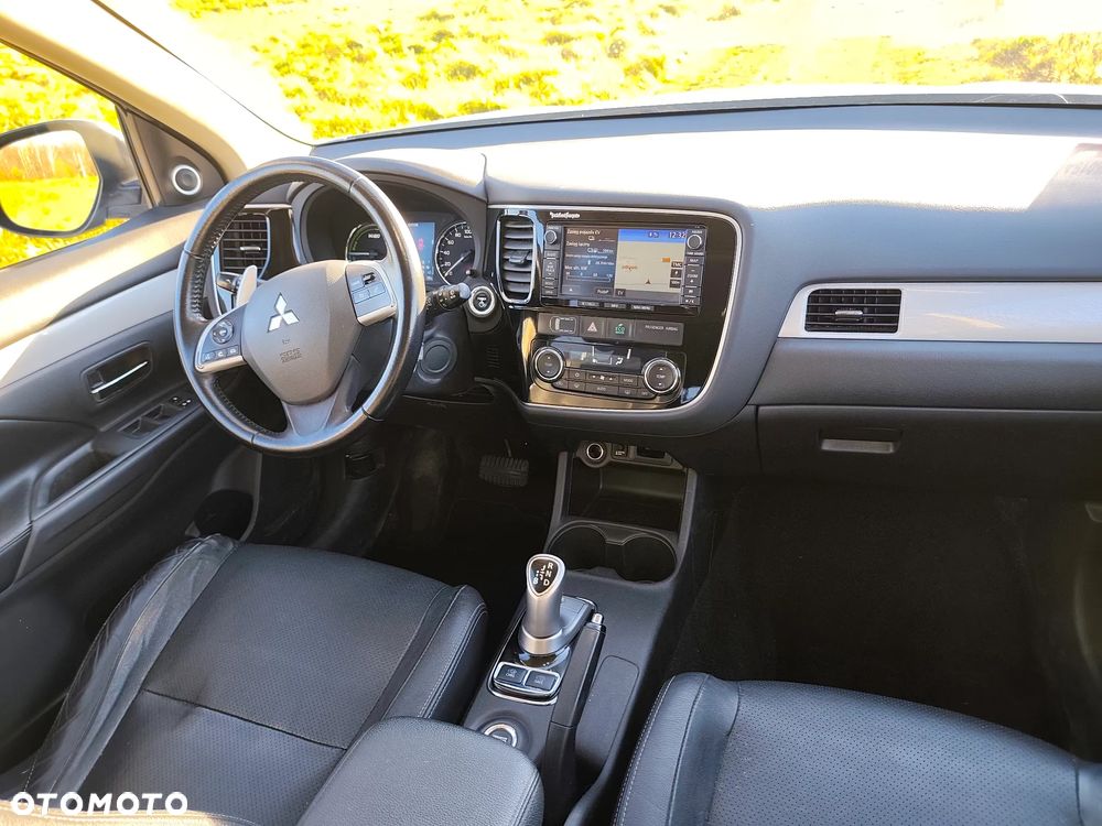 Mitsubishi Outlander PHEV Intense + - 10