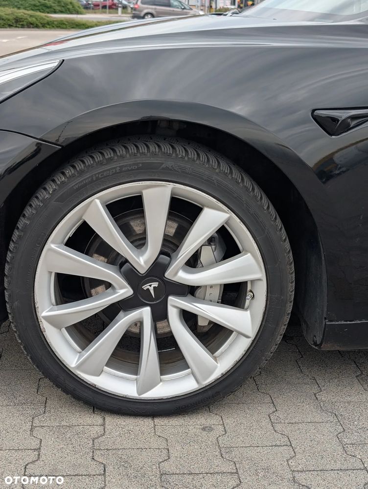 Tesla Model 3 - 35