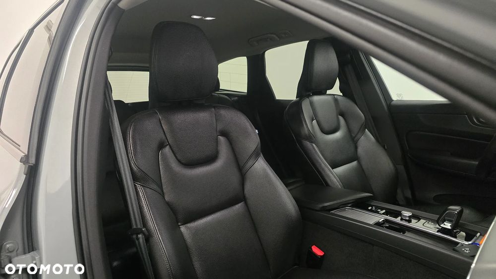 Volvo XC 60 B4 D Plus Dark - 37