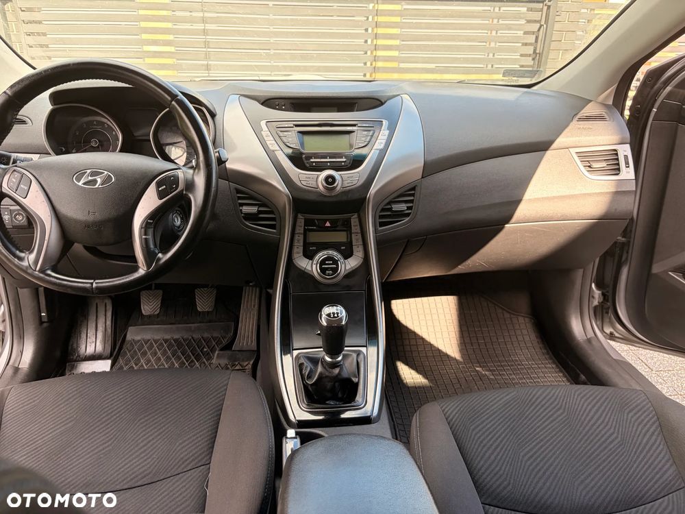 Hyundai Elantra 1.6 Style - 22