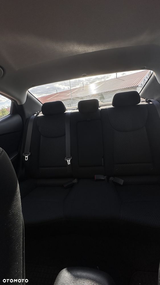 Hyundai Elantra - 12